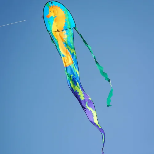 Miniatura 3 de In the Breeze 3352 — 22" Seahorse Dancing Dragon Kite — Cometa de una sola línea fácil de volar Caballito de mar