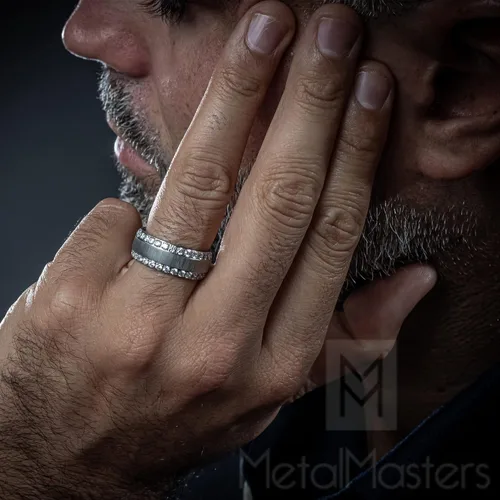 Miniatura 4 de Metal Masters 1.8Ct Anillo de compromiso o boda para hombre, de titanio con acabado domo cepillado, con circonia cúbica, 8 mm