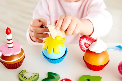 Miniatura 6 de Hape Cupcakes Magdalenas de madera coloridas, juguete de cocina para niños