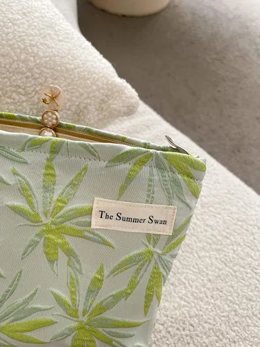 Miniatura 8 de The Summer Swan Kit de higiene y cuidado de la piel de maquillaje bonito con flores grandes para período de media jornada Arce de verano