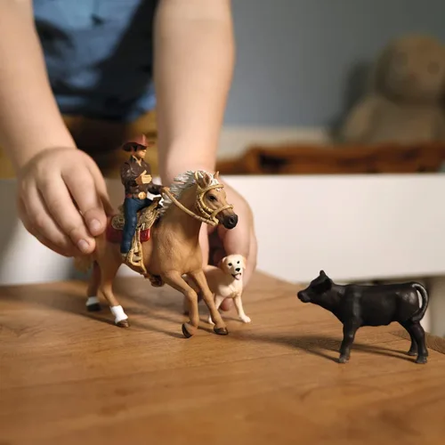 Miniatura 2 de Schleich Farm World - Juego de 6 piezas para rodeo de ternero - Figura de jinete de vaquero con figura de caballo, vaca y perro - Juguetes