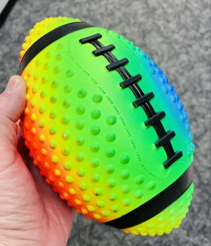 Miniatura 5 de Fútbol de práctica Regent de neón en colores arcoíris de 9" con espinas para mejor agarre, hecho de goma suave. Inflable, viene prelleno de aire