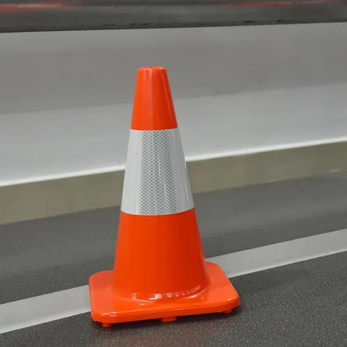 Miniatura 6 de Paquete de 4 conos de tráfico de 18 pulgadas con collares reflectantes, conos de seguridad de PVC duraderos para estacionamiento, construcción