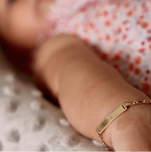 Miniatura 2 de Pulsera de identificación personalizada de oro amarillo de 14 quilates pequeña Figaro Link 6 pulgadas 6mo -5 años