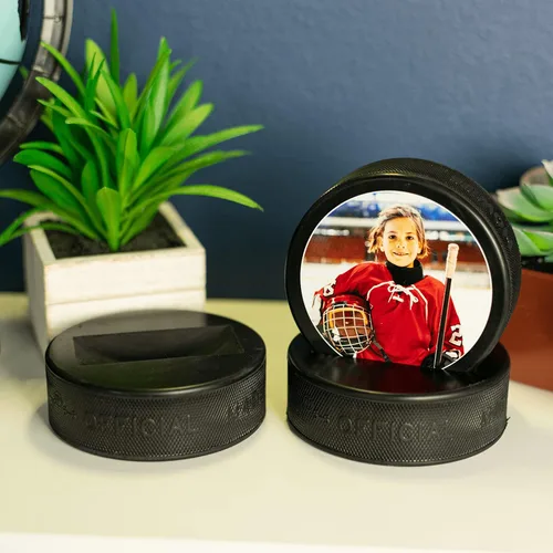 Miniatura 2 de Soporte para discos de hockey hecho de un disco de hockey real, el soporte de puck, vitrina de disco de hockey, soporte para disco de hockey
