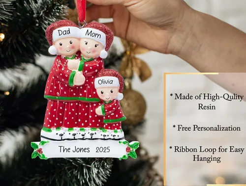 Miniatura 3 de Adorno de Navidad personalizado de PJ Family of 3 2025 Decoración familiar de pijamas para árbol de Navidad – Recuerdo personalizado único
