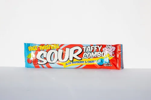 Miniatura 4 de Face Twisters Combo de caramelo agrio de frambuesa azul y cereza 1.4 oz