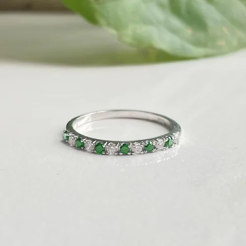 Miniatura 6 de Alianza de boda de media eternidad con esmeralda verde alternativa y diamante blanco para mujer, anillo de boda de esmeralda verde con acabado