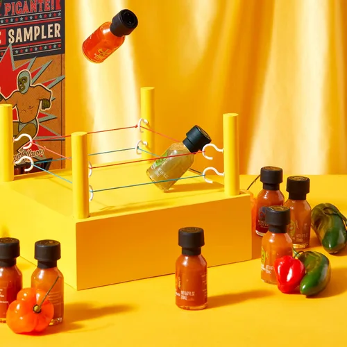 Miniatura 5 de Thoughtfully Gourmet, Luchador Hot Sauce Book Set de regalo, sabores incluyen bourbon ahumado, habanero, ajo del Fuego y más, muestra de salsa