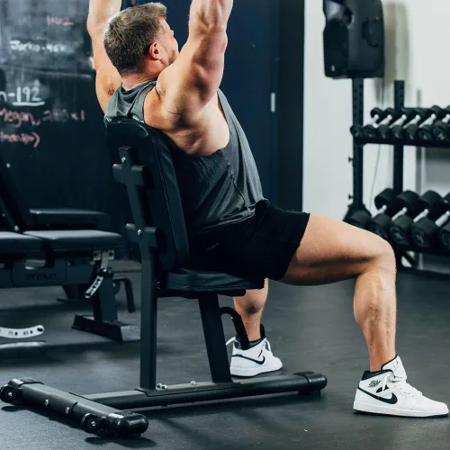Miniatura 5 de Banco de Peso Sentado Titan Fitness, Capacidad hasta 330 LB, Respaldo Ergonómico Inclinado, Cómodo Acolchado HeftyGrip, Asa Frontal, Ruedas Traseras