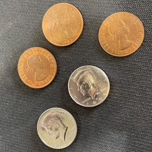 Miniatura 5 de Ted's Sterling Magic Saltando mitades Sol y Luna, Medio Dólar y Truco de Moneda Penny Inglés (Shell no expandido)