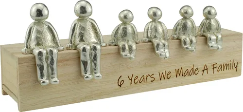 Miniatura 4 de Idea para el 6º aniversario – 6 Years We Made A Family Metal Ornament – Elige tu combinación familiar (1 niño)