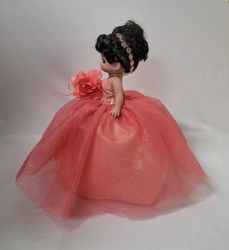 Miniatura 4 de KINNEX COLLECTIONS SINCE 1997 Muñeca de centro de mesa de quinceañera de 17 pulgadas - Vestido de tul, decoración de mesa y recuerdo Mis Quince Años