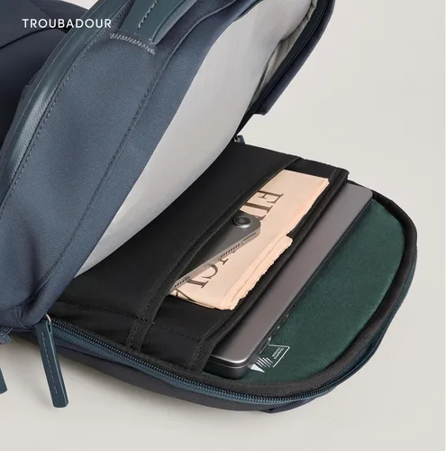 Miniatura 5 de Mochila para portátil Troubadour Apex Compact 16L de alta calidad - Ergonómica y resistente al agua - Diseñada para trabajo y viajes - Azul marino