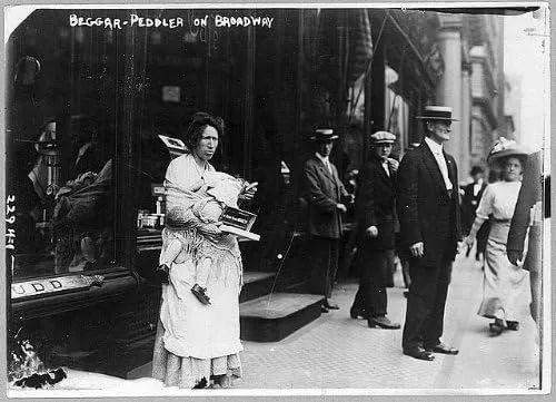 HistoricalFindings Foto: Beggar-Peddler on Broadway, mujer, niño pequeño, goma de menta Wrigley, NYC, c1909