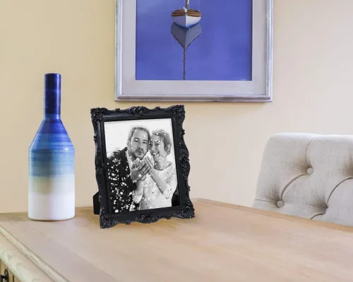 Miniatura 5 de Laura Ashley - Marco de 8 x 10 pulgadas negro con textura ornamentada hecho a mano de resina con caballete y gancho para mesa y pared, con diseño