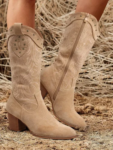Miniatura 3 de SHIBEVER Botas vaqueras vaqueras para mujer bota de media pantorrilla con punta occidental con tacón grueso bordado de gamuza