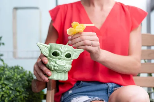 Miniatura 6 de Geeki Tikis Star Wars: The Mandalorian The Child Baby Yoda Taza Taza de cerámica coleccionable oficial de Star Wars estilo Tiki Capacidad