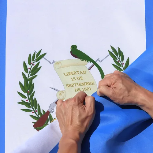 Miniatura 8 de Anley serie EverStrong - Bandera de Guatemala bordada de 3 x 5 pies, cabecera de lona bordada y resistente, 4 filas de costuras de bloqueo, bandera