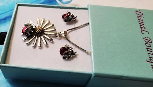 Miniatura 6 de Hermoso collar y aretes con colgante de mariquita en tono plateado, cadena de 19 pulgadas, joyería de moda en caja de regalo, Diamante de imitación