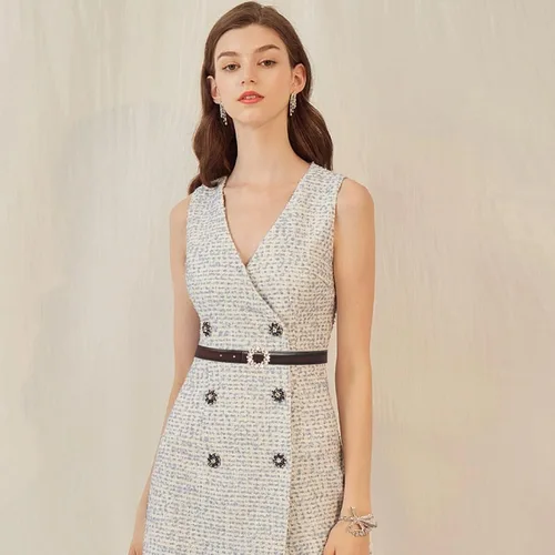 Miniatura 175 de Cinturón de cuero clásico con hebilla de metal para mujer con vestido de jeans