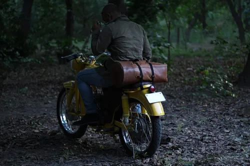 Miniatura 5 de Bolsa de lona para motocicleta de cuero genuino de grano completo resistente de inspiración militar Alforja Bolsa de fin de semana Con correas
