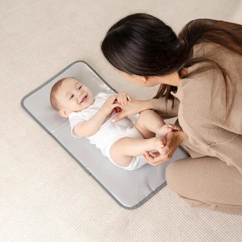 Miniatura 2 de Comfy Cubs Cambiador de bebé tamaño compacto, cambiador de pañales impermeable con almohada acolchada, suave y ligero, diseño plegable para viajes