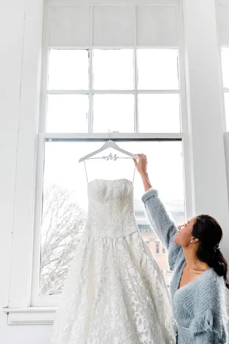 Miniatura 2 de Pearhead Colgador de vestido de novia de Mrs. - Elegante recuerdo de novia de madera con letras de alambre cursivo, accesorio de foto perfecto