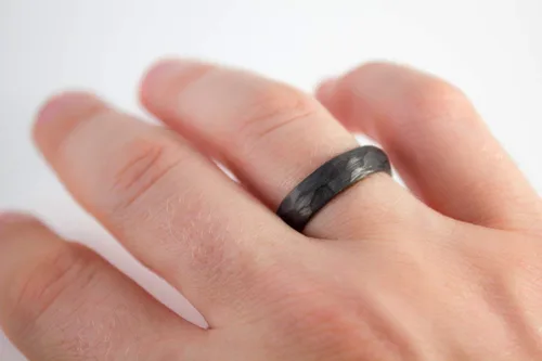 Miniatura 4 de Men's hammered carbon fiber ring. Unique and modern black wedding band. Water resistant, very durable and hypoallergenic. (00111_5N)
