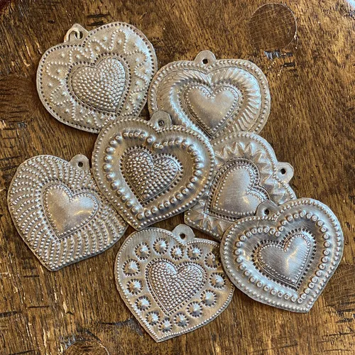Miniatura 4 de Juego de 7 corazones sagrados, colección de corazones de metal de bronce plateado, hechos a mano en Haití, adornos decorativos para colgar, 2.5 x