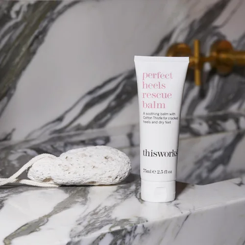 Miniatura 6 de THISWORKS Perfect Heels Rescue Balm: una fórmula vegana natural para nutrir, reparar e hidratar con cardo de algodón, aceites esenciales de limón
