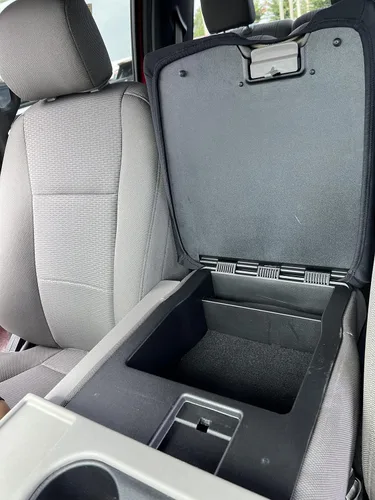 Miniatura 4 de Car Console Covers Plus Fabricado en EE. UU. para Ford F150 F250 2014-2025 con asiento de salto 40/20/40 Funda de neopreno para apoyabrazos central