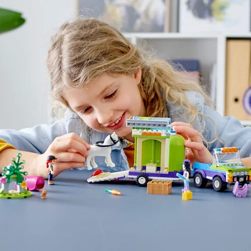 Miniatura 3 de LEGO Friends 41371 - Remolque del caballo de Mia; set de construcción con mini muñecas Mia y Emma; incluye camioneta de juguete, caballo y conejo