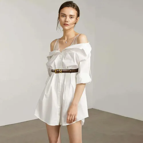 Miniatura 121 de Cinturón de cuero clásico con hebilla de metal para mujer con vestido de jeans