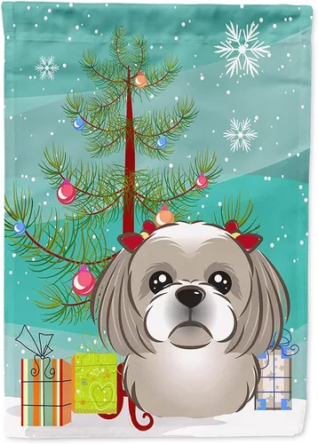Caroline's Treasures BB1622CHF - Bandera de casa Shih Tzu con árbol de Navidad y gris plateado para porche, grande, para colgar en la pared,
