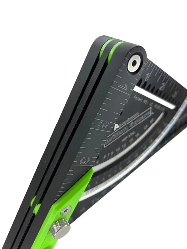 Miniatura 8 de Britton Square 7"-Negro/Verde Escuadra de Aluminio para Vigas - Escuadra de Vigas con Nivel, Innovadoras Herramientas de Carpintería y Estructuración