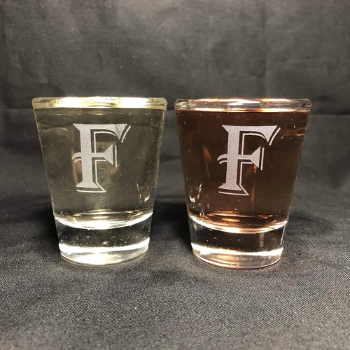 Miniatura 6 de Juego de 2 vasos de chupito con letras de monograma de 1.5 oz (B)