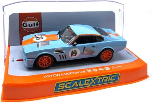 Scalextric Aston Martin V8 Gulf #19 Rikki Cann Racing 1:32 Slot Race Car C4209, Azul Claro y Naranja