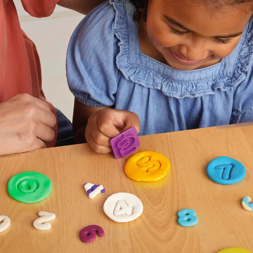 Miniatura 5 de Play-Doh Juego de números y formas con 17 herramientas y 20 barras de plastilina, suministros para el aula de regreso a la escuela, artes