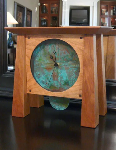 Miniatura 4 de Prairie Style - Reloj de repisa/estante con cara de cobre y péndulo, madera de cerezo americano hecho a mano, 12 pulgadas