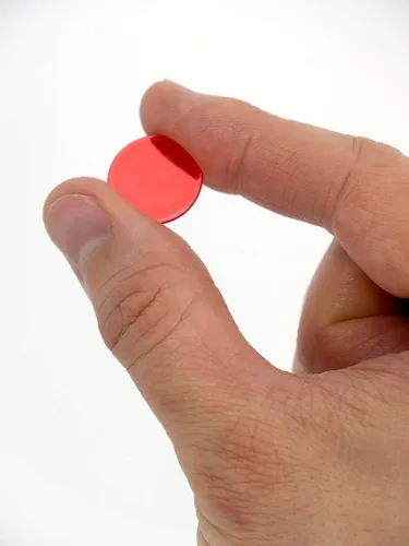 Miniatura 3 de Regal Bingo Chips de bingo de plástico, 1000 piezas, juego de fichas transparentes transparentes para juegos de mesa, divertida noche de bingo Rojo
