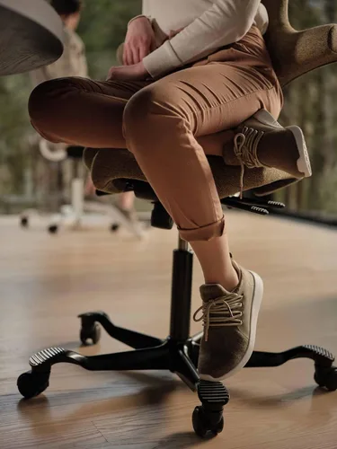 Miniatura 7 de HAG Capisco Silla de escritorio estándar ajustable, marco negro, asiento negro de vinilo ónix