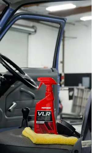 Miniatura 5 de Mothers VLR Cuidado de Vinilo-Cuero-Caucho, 1 gal. — Limpia, Acondiciona y Protege en Un Solo Paso – Fórmula con pH Equilibrado con Aceite de Pata