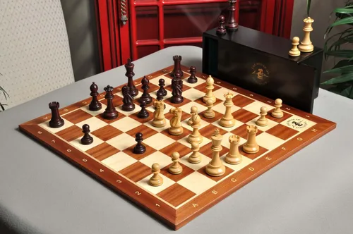 Miniatura 10 de The Library Grandmaster Juego de ajedrez, caja y combinación de tablero