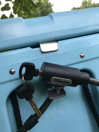 Miniatura 7 de Soportes universales de bloqueo para enfriador: diseñados para adaptarse a la ranura de amarre de cofres de hielo rotomoldeados medianos a grandes