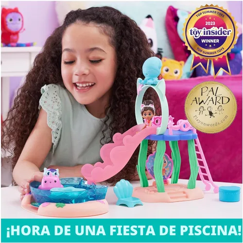 Miniatura 2 de Gabby's Dollhouse, Playset de Piscina Purr-ific con Figuras de Gabby y Mercat, Colas de Sirena que Cambian de Color y Accesorios de Piscina