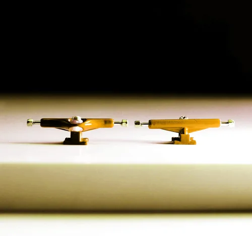 Miniatura 5 de NOAHWOOD Fingerboards Parts Professional Prince III - Camiones abatibles (1.34 pulgadas) + tuercas de autobloqueo actualizadas (blanco plateado)