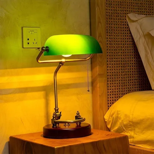 Lámpara de mesa de cristal verde vintage con base de madera de mediados de siglo con cuerpo de hierro, lámpara de escritorio, antiguo banco