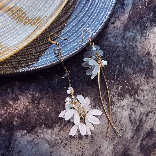 Miniatura 6 de Aretes de gota ligeros bohemios y elegantes, de acrílico, de cristal, asimétricos, con flores, color blanco, largo, pétalos colgantes para mujer