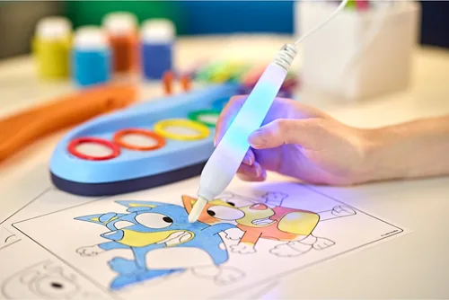 Miniatura 7 de Crayola Bluey Color Wonder Magic Light Brush - Estación de pintura sin desorden para niños, regalos, juguetes y actividades Bluey para niños